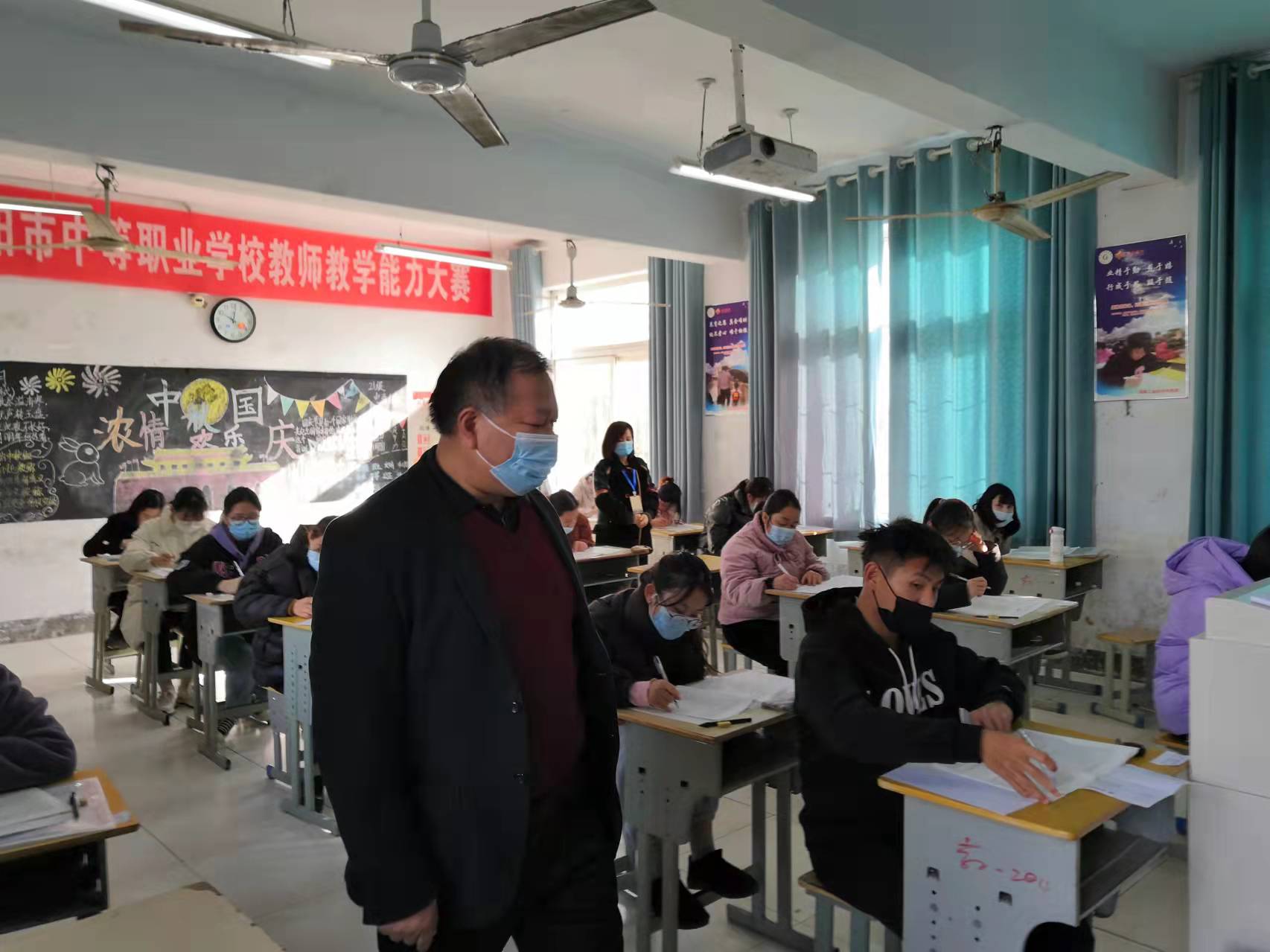 考场巡视.jpg 考场巡视.jpg